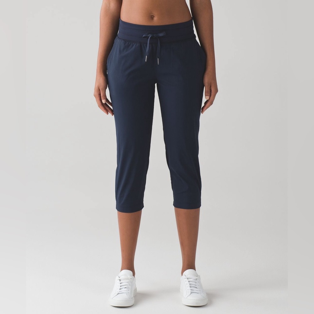 Lululemon Dance Studio Crop II (Unlined 20") Inkwell size 2 - Picture 2 of 8